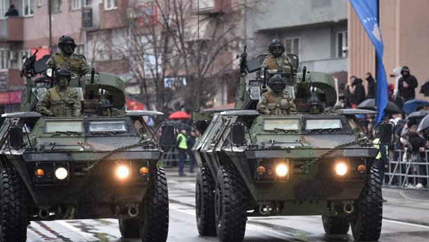 NATO’dan Kosova kararı: Arnavutlar ile Sırpların bölgelerini ayıran köprüde geri çekilme başladı