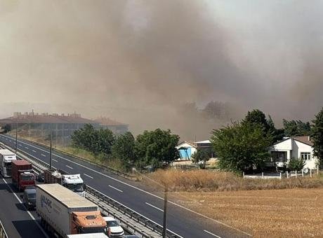 Silivri’de yangın rüzgarın etkisiyle büyüdü! TEM otoyolu çift yönlü trafiğe kapatıldı