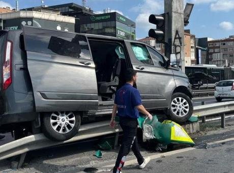 Küçükçekmece E-5’te feci kaza! Çocukları taşıyan araç bariyerlere çıktı: 12 yaralı