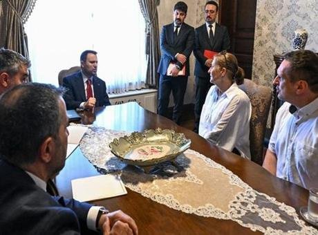 Bakan Gürlek, Trabzon’da yorgun mermi ile hayatını kaybeden Emir’in ailesiyle görüştü