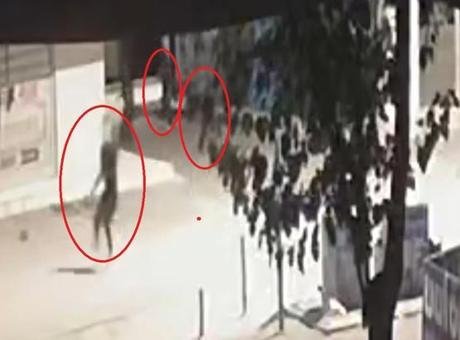 Sokak ortasında dehşet! Biber gazı sıkıp bıçakladılar, gasp edip kaçtılar; 1 ölü