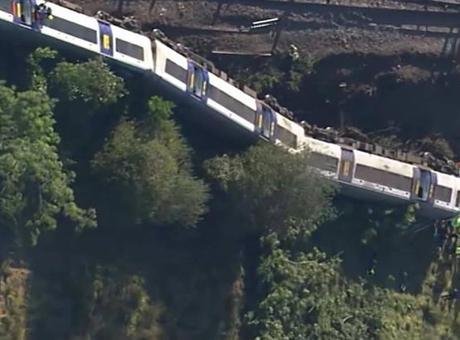 İngiltere’de yolcu treni raydan çıktı! 11 kişi yaralı