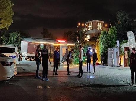 İstanbul Küçükçekmece’de kafede işletme sahibine silahla ateş açıldı! Yaralılar var