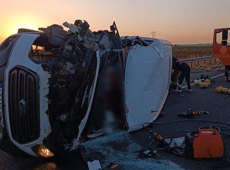 Diyarbakır’da feci kaza! Yolcu minibüsü kavun yüklü traktöre çarptı: 2 ölü, 6 yaralı