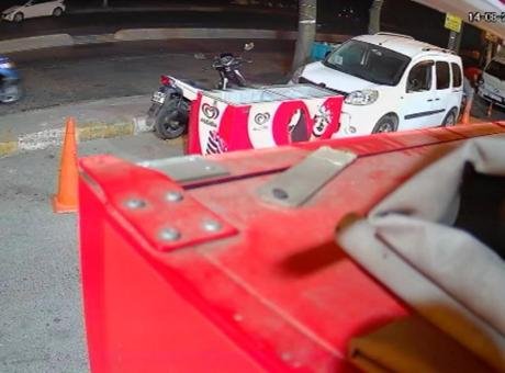 Beyoğlu’nda maskeli 2 kişi marketi kurşun yağmuruna tuttu
