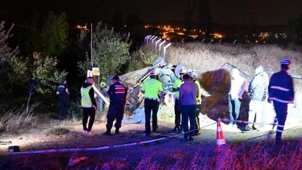 Kırıkkale’de aydınlatma direğine çarpan otomobil takla attı: 1 ölü, 2 yaralı