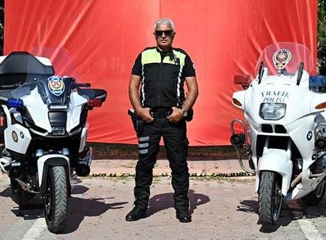 25 yıldır aynı motosikletle hizmet eden trafik polisine yeni motosiklet verildi