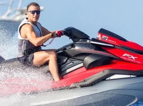 Son dakika…Macron’un son fotoğrafına tepkiler çığ gibi büyüyor! ‘Fransa yanarken jet ski keyfinde’