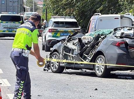 Sakarya’da feci kaza! TIR’a çarpan otomobilin tavanı koptu, uzman onbaşı hayatını kaybetti