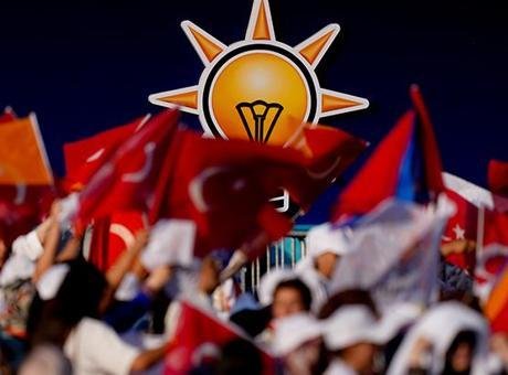İzmir’de CHP ve diğer partilerden 500 kişi AK Parti’ye katıldı