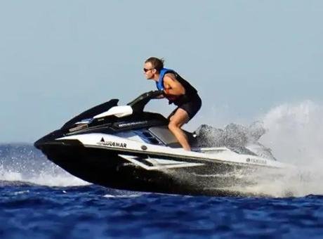 Macron’un Jet Ski’li fotoğrafı Fransa’yı karıştırdı! Tepkiler dinmiyor: Fransa yanarken Macron eğleniyor