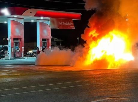 Yakıt aldıktan sonra alev alan otomobilde baba ve 2 oğlu canını zor kurtardı