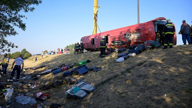 Macaristan’da yoldan çıkan otobüs devrildi: 12 kişi hayatını kaybetti