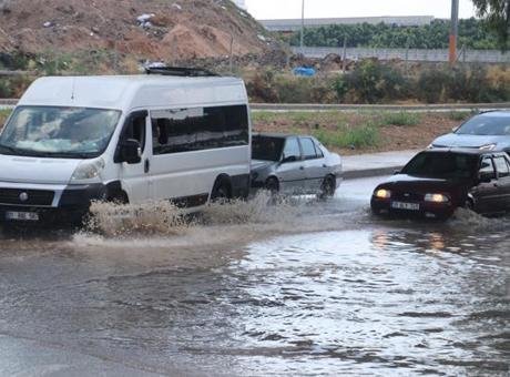 Adana’da sağanak ve fırtına hayatı felç etti! Çatı uçtu, alt geçit kapandı