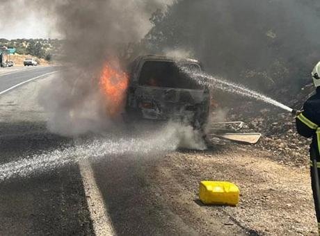 Mardin’de seyir halindeki hafif ticari araç yandı