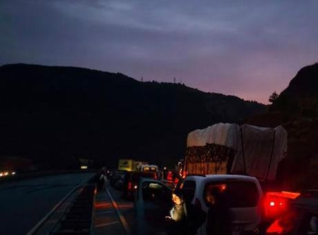 Sivas’ta toprak ve taşlar yola düştü: 10 kilometrelik araç kuyruğu oluştu