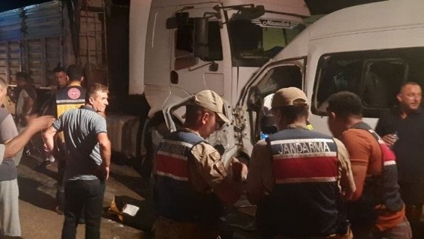 Hatay’da feci kaza… Servis minibüsü ile tır çarpıştı: Ölü ve yaralılar var