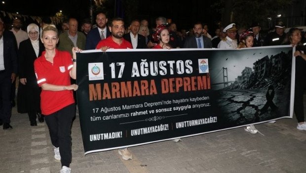 27 yıldır dinmeyen acı… 17 Ağustos Marmara Depremi’nde hayatını kaybedenler anıldı