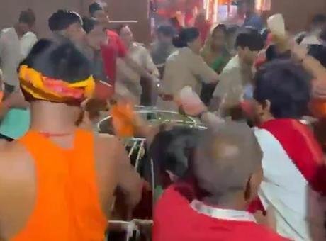 Hindistan’da tapınakta izdiham! Çok sayıda can kaybı ve yaralı var