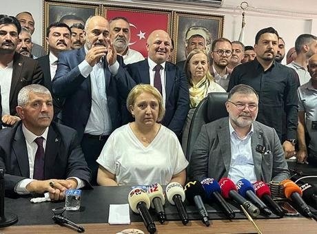 Son dakika… Menderes’te başkanvekilliği seçimini AK Parti adayı Asuman Şen kazandı