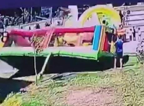 Çekmeköy’de korkutan anlar! Şişme oyun parkı rüzgarla takla attı, çocuklar altında kaldı