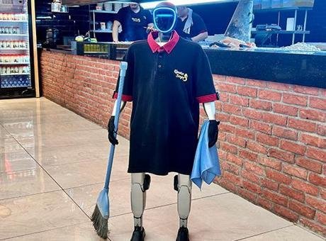Robot garson ‘Fiko’ patrondan zam istedi! Maaşı var, haftada bir gün izin yapıyor