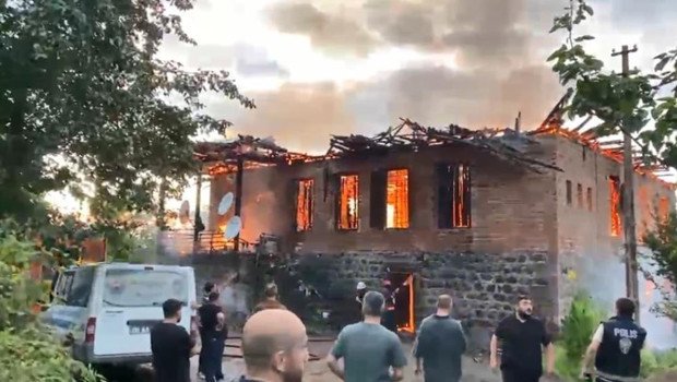 Arhavi’de 2 katlı ev küle döndü