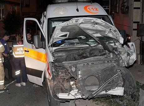 İstanbul’da ambulans ile otomobilin çarpışması sonucu 3 sağlık çalışanı yaralandı