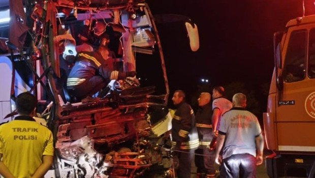 Gaziantep’te yolcu otobüsü tırla çarpıştı: 2 ölü, 22 yaralı