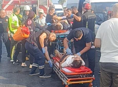 Antalya’da zincirleme kaza! 17 yaralı