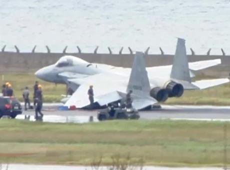 F-15 savaş uçağı pistte yan yattı! Acil iniş sonrası büyük panik