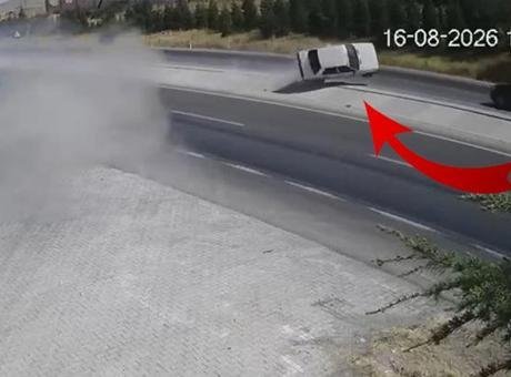 Konya’da feci kaza kamerada! Bir parçadan kaçmak isterken karşı şeride geçti: 2 kişi hayatını kaybetti