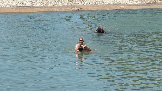 Düzce’de boğulma tehlikesi geçiren çocuğu babası kurtardı: Duran kalbi masajla çalıştırıldı