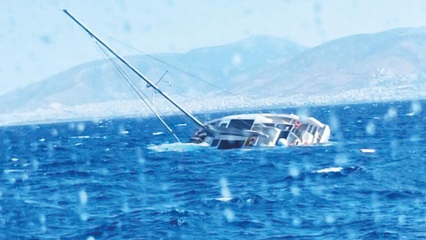 Ünlü işinsanı kurtarıldı… Komşuda Türk bayraklı gemi battı