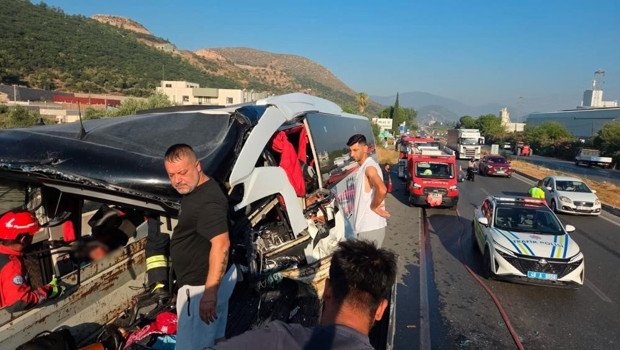 Muğla’da tur otobüsü, TIR’a çarptı: 4 ölü, 15 yaralı