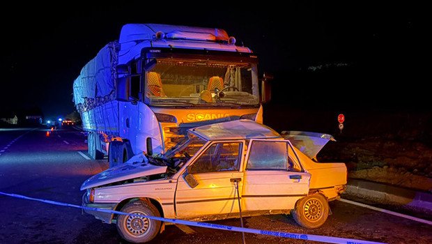 TIR ile otomobil çarpıştı: 2 ölü