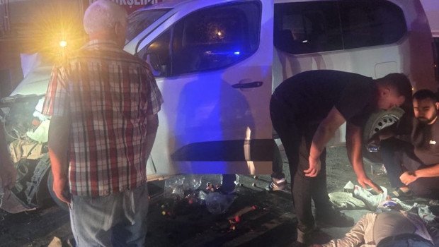 Sakarya’da hafif ticari araç ile otomobil çarpıştı: 7 yaralı