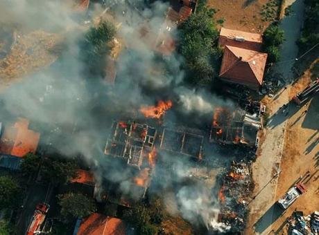Çankırı’da samanlıktaki yangın sonrası iki ev küle döndü