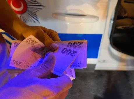 Aracın kaputunda 30 bin TL buldu polisse teslim etti