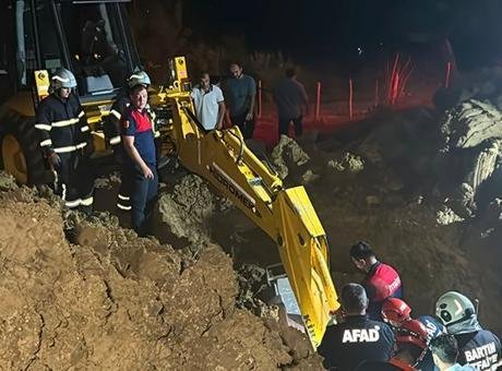 Su kuyusu açarken toprak altında kalan baba ile oğlu kurtarıldı