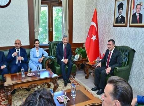 Cumhurbaşkanı Yardımcısı Yılmaz: Vatandaşın yastık altı, Merkez Bankası rezervinden büyük
