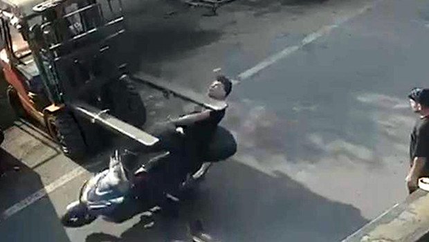 Fark etmedi, ölümden döndü: Forklifte çarpan motosikletli genç kamerada