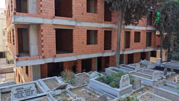 İstanbul’da mezarlık manzaralı sıfır daireler! ‘Akıllara durgunluk verecek bir bina, ilk gördüğümde şoka girdim’