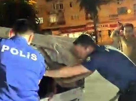 Kamyonetin kasasından 19 kaçak göçmen çıktı! Sürücünün savunması dikkat çekti