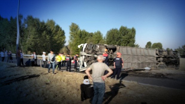 Afyonkarahisar’da yolcu otobüsü devrildi: Yaralılar var