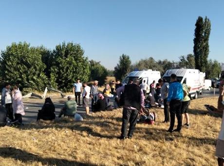 Afyonkarahisar’da yolcu otobüsü devrildi Çok sayıda yaralı var