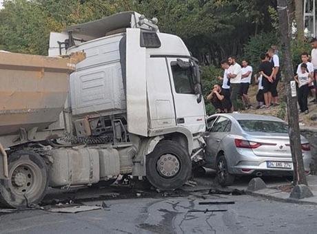Esenler’de ortalık savaş alanına döndü! Freni boşalan kamyon park halindeki araçları ezdi