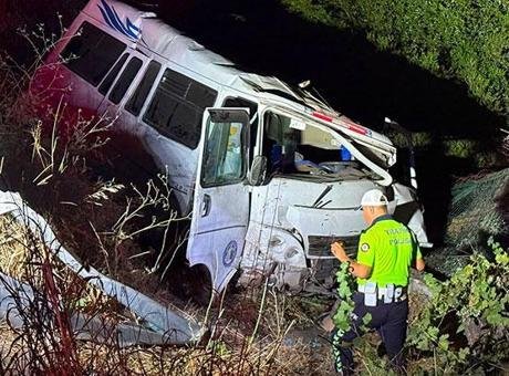 Aydın’da bariyerlere çarpan minibüs tarlaya devrildi: 1 ölü, 2 yaralı