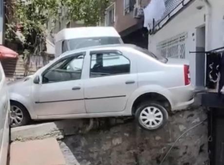 Beyoğlu’nda yokuştan kayan kargo aracı otomobile çarptı: Araç askıda kaldı
