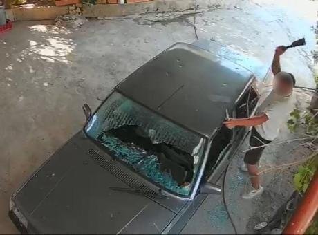 Mersin’de eski erkek arkadaş dehşeti! Satırla otomobile saldırdı, KADES ihbarıyla yakalandı
